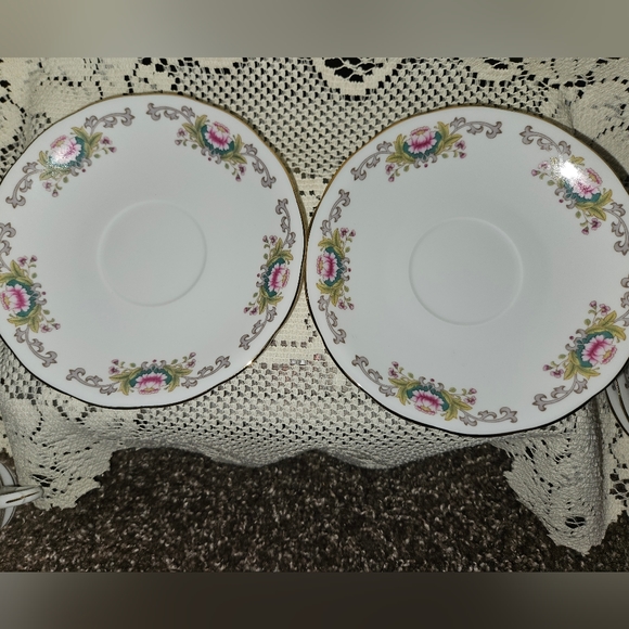 Set of 4 Lotus teacups and saucer set - Picture 4 of 10